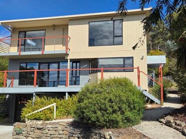 Coastal Living with sensational ocean and river views