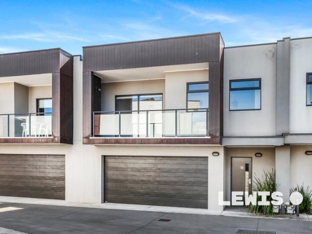 Contemporary Coastal Living in the Heart of Mornington