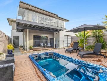 CONTEMPORARY COASTAL LIVING IN THE HEART OF OLD TORQUAY!