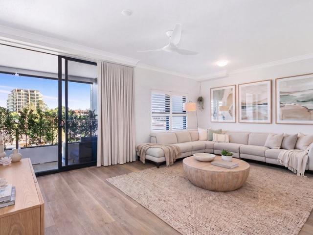 Contemporary coastal living moments to the beach