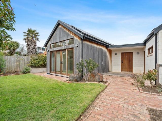 Contemporary Coastal Living with a Focus on Sustainability