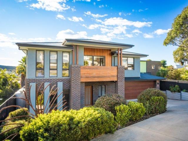 Contemporary Coastal Living with a Spectacular Northerly Aspect
