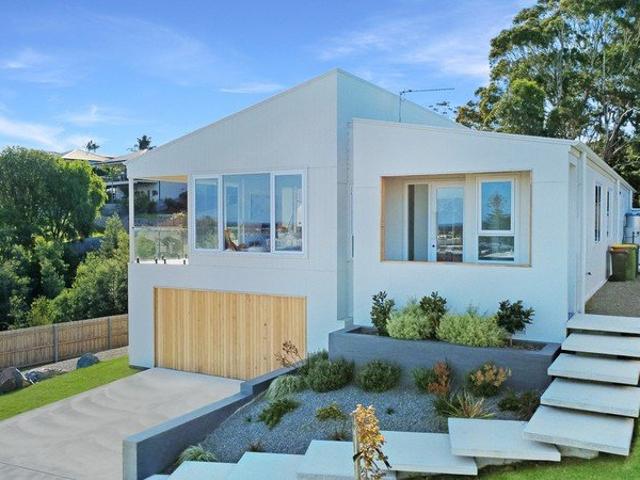 Contemporary Coastal Living with Architectural Edge