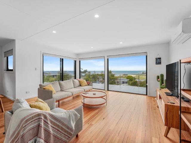 Contemporary Coastal Living with Expansive Sea Views