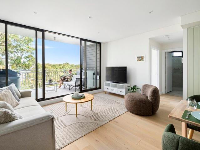 Contemporary coastal living with leafy outlooks