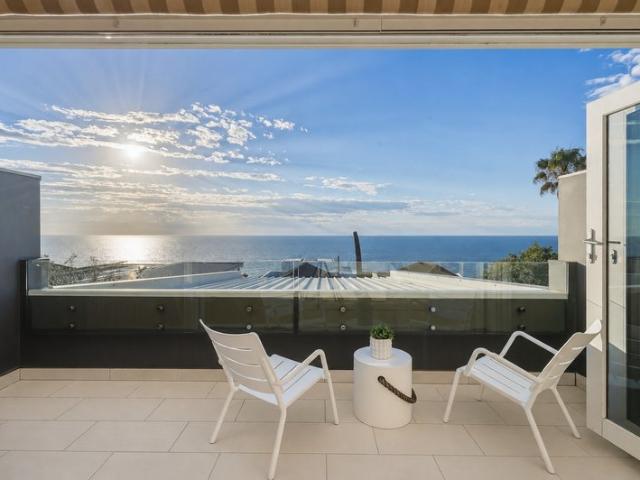 Contemporary Coastal Living with Panoramic Ocean Views