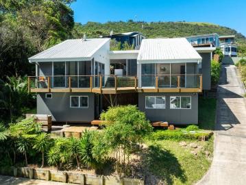 Contemporary Coastal Living With Space, Privacy & 200m to Beach