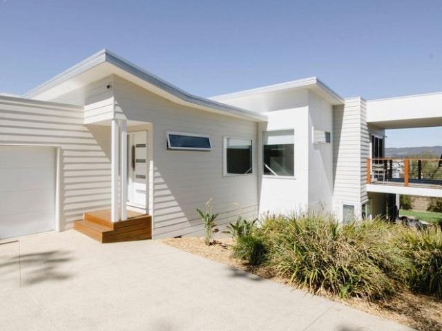 Contemporary Coastal Living With Sweeping Views