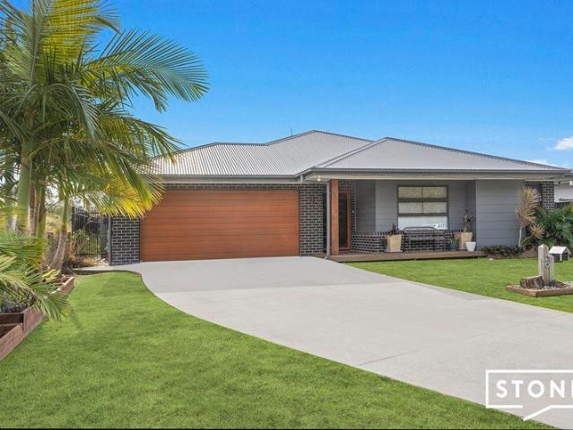 Contemporary Coastal Luxury in a Premium Beachside Setting