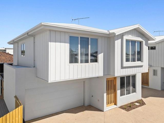 Contemporary Coastal Luxury in a Prime Torquay Location
