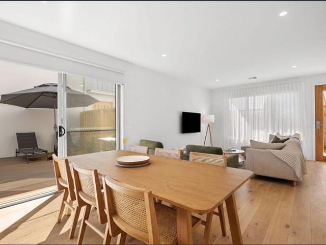 Contemporary Coastal Luxury in a Prime Torquay Location