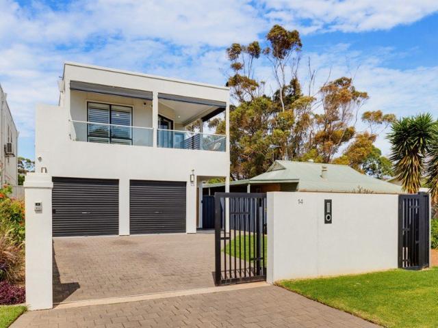 Contemporary Coastal Luxury with Exceptional Entertaining