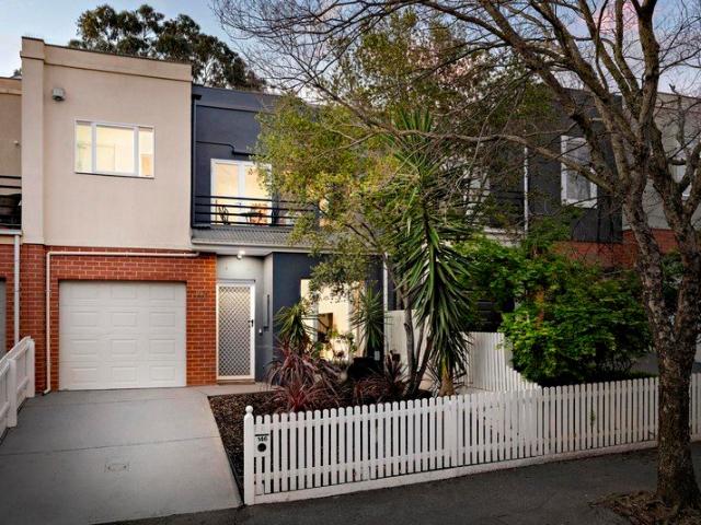 Contemporary comfort, versatile living and city fringe convenience