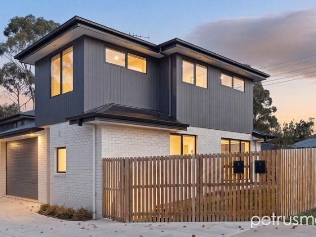 Contemporary Comfort with Effortless Style