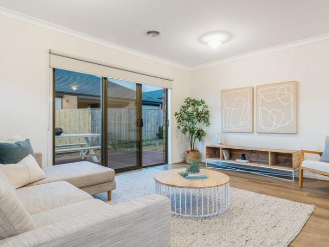 Contemporary Comfort with Stylish Indoor Outdoor Living