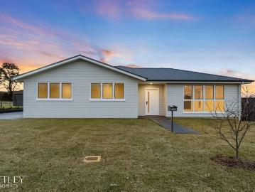 Contemporary Comfort with Scenic Surrounds