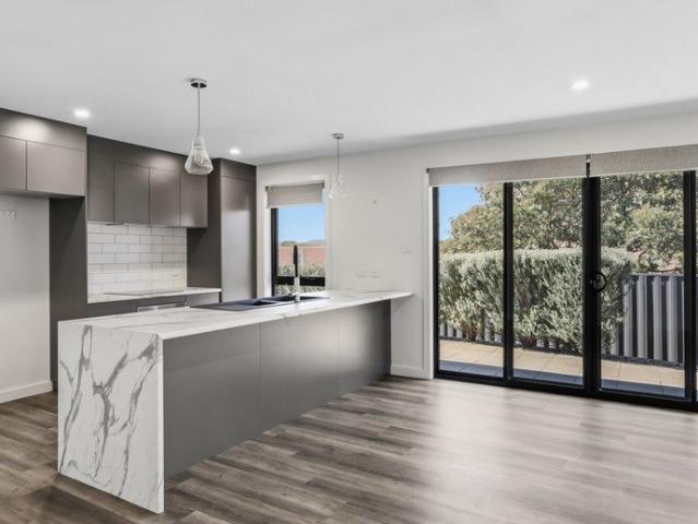 Contemporary Comfort and Low Maintenance Living in Riverside