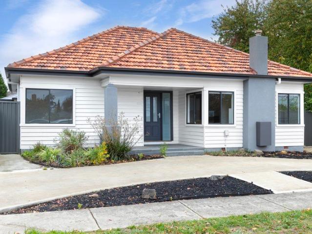Contemporary Comfort & Convenience In a Beautifully Renovated Townhouse