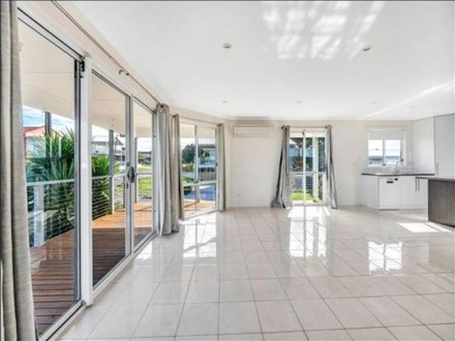 Contemporary Comfort & Coastal Convenience