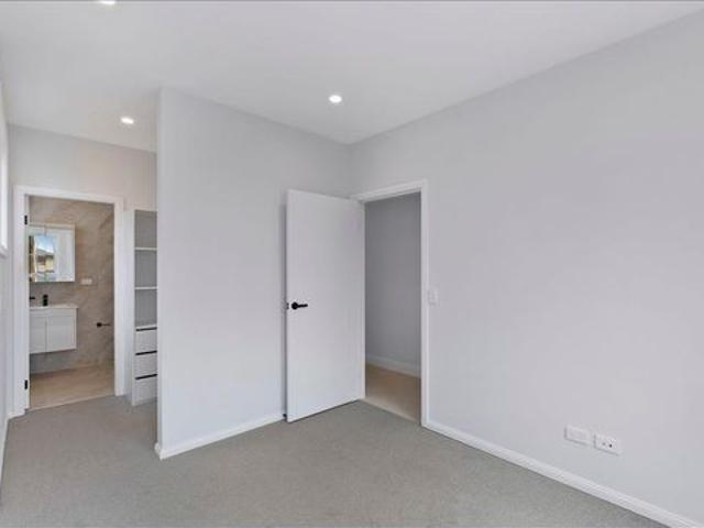 Contemporary Comfort & Easy Care Living in Summerland Point