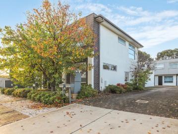 Contemporary Comfort & Effortless Living in a Convenient Setting