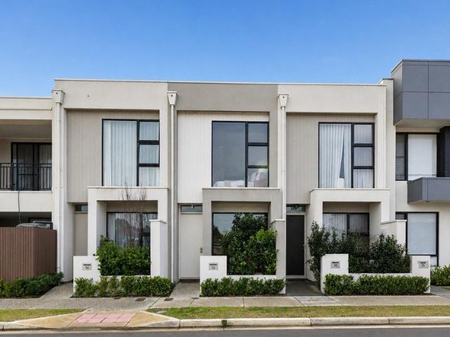 Contemporary Comfort in a Blue Chip Lakeside Location. Torrens Title.