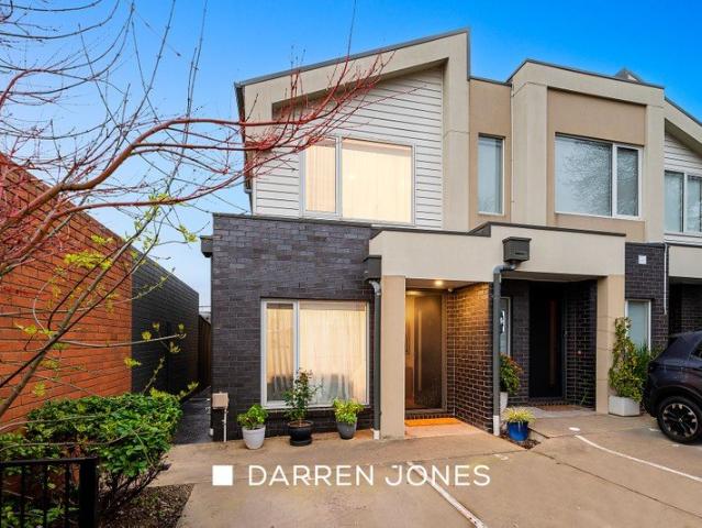 Contemporary Comfort in a Connected Reservoir Location
