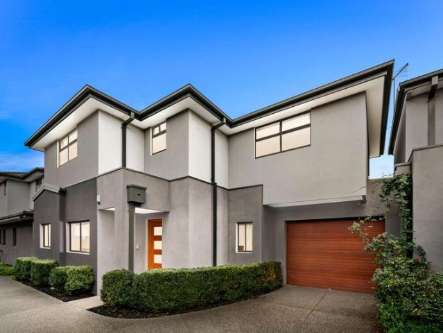 Contemporary Comfort in a Convenient Clayton South Setting