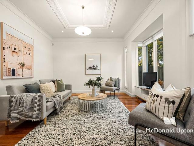 CONTEMPORARY COMFORT IN A DELIGHTFUL SETTING