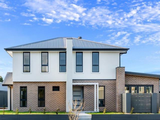 Contemporary Comfort in a Prime Calderwood Location