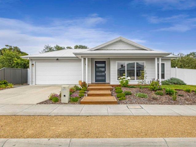 Contemporary Comfort in a Private Ballan Setting