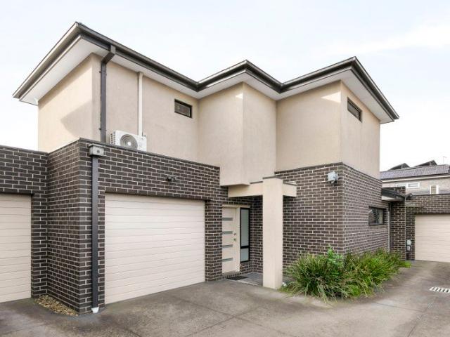 Contemporary Comfort in a Quiet Court Setting