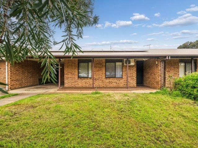 Contemporary Comfort in a Quiet Court Setting