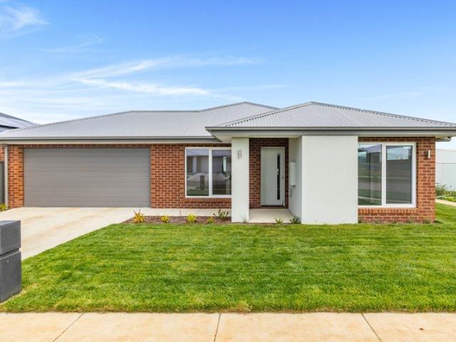 Contemporary Comfort in a Sought After Lucas Location