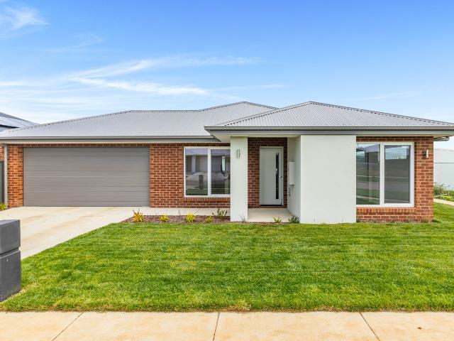 Contemporary Comfort in a Sought After Lucas Location