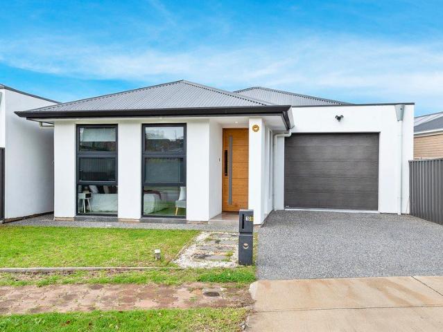 Contemporary Comfort & Lifestyle Convenience!