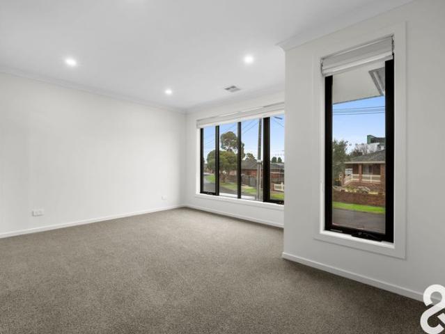 CONTEMPORARY COMFORT MEETS CONVENIENCE