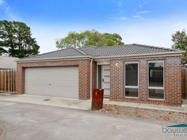 Contemporary Comfort Meets Quiet Lane Living