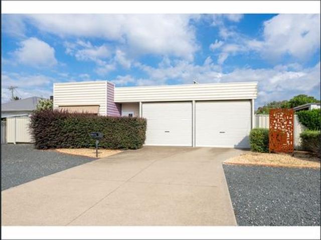 CONTEMPORARY & COMFORTABLE EAST ALBURY