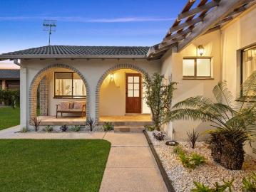 Contemporary & Convenient Lakeside Living