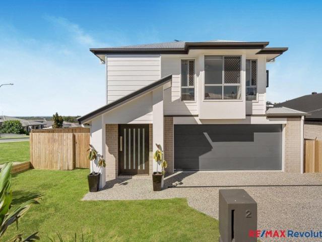Contemporary Charm Meets Convenient Living with Solar