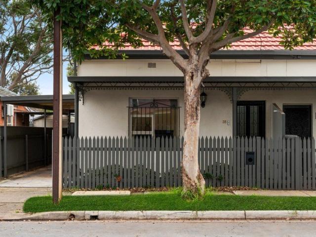 Contemporary Character Charm in an Exceptionally Walkable City Fringe Location