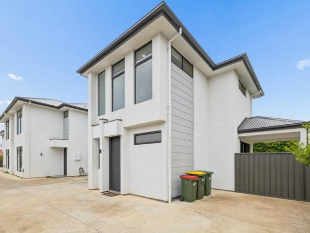 Contemporary City to Sea Living with Everyday Convenience
