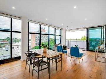 Contemporary City Fringe Apartment with Amazing Views