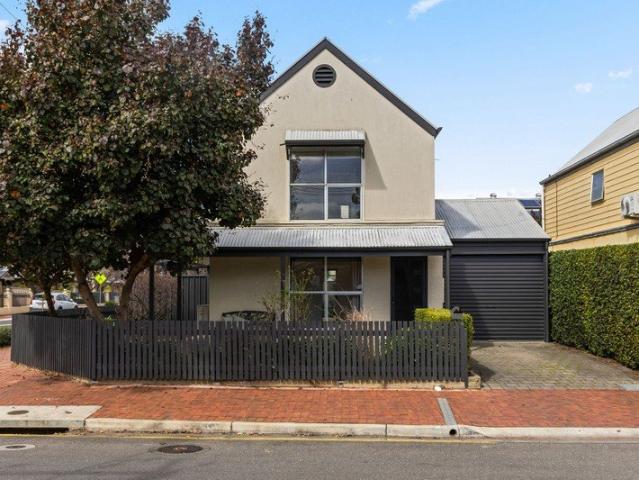 Contemporary City Fringe Living with Space to Entertain