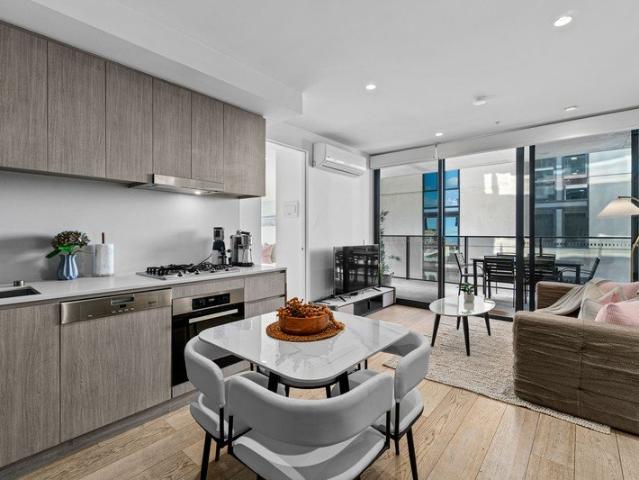 Contemporary City Living with Elevated Views and Everyday Convenience