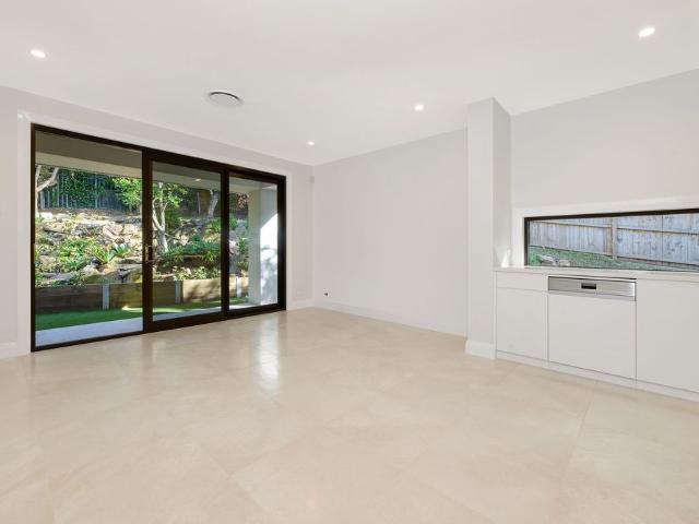 Contemporary and Luxurious, Walk to Station, Shops and PLC!