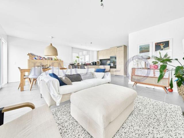CONTEMPORARY AND SPACIOUS WITH GARDEN IN AN IDEAL LOCATION