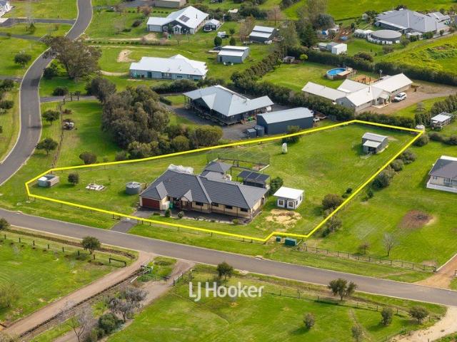 Contemporary Acreage Living on 1.15 Acres