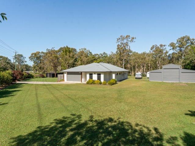 Contemporary Acreage Perfection Quality, Space & Lifestyle on 3,000m²